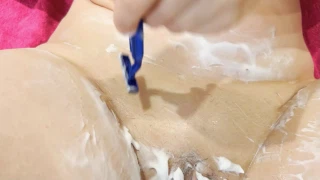 KimberlyCaprice I shave and oil my pussy