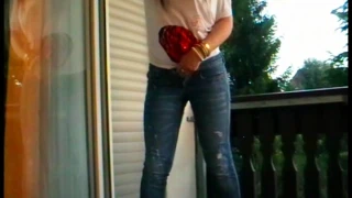 Hot-Strip-Girl Pissing in blue jeans on the balcony!