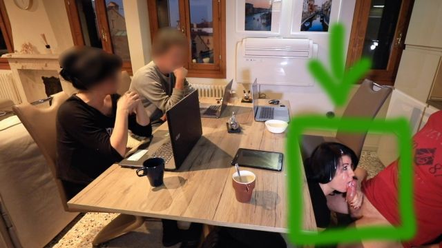 SCHAMLOS! AZUBI WIRD BEI DER KONFERENZ ZUM ORGASMUS GEBRACHT