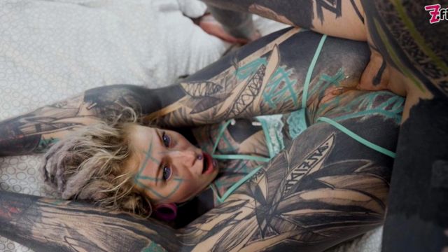 Ein analverrückter Hippie wird von einem Typen mit Tattoos gevögelt und mit Sperma bespritzt
