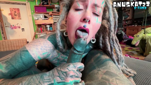 Ein POV-Porno mit einem privaten Tattoo-Pornostar, der Fickt, führt zu einem Creampie in ihr