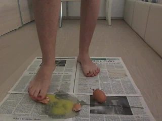 FetishhGoddess Crushing eggs with barefoot
