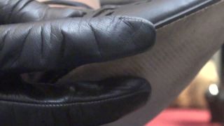 Verführerische schwarze Lederhandschuhe erkunden die Kurven