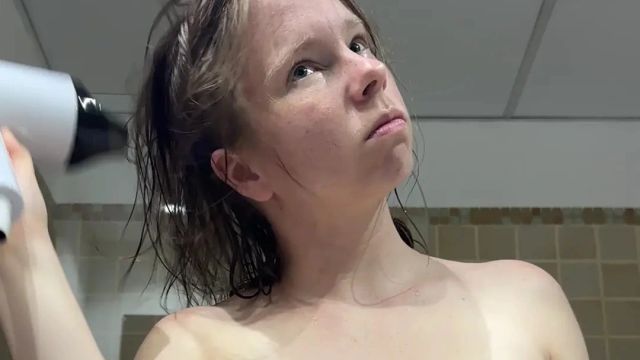Die Titten wackeln beim Haare föhnen