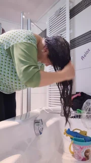 Lady-Mercedes Wash hair
