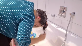Lady-Mercedes Washing hair 2.0
