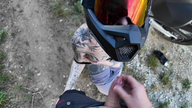 Geilsten Sex Cams und Porno Videos Online 26 Motorrad-Quickie im Grünen