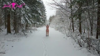 JuliaPink Bikinityttö lumisissa maisemissa