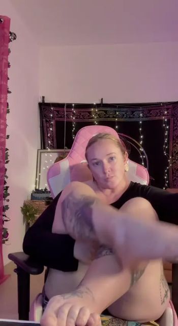 Dehne meine Fotze mit dem riesigen Fantasy Dildo