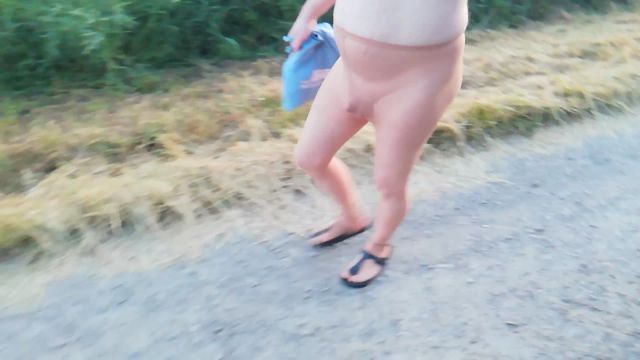 Nylonjunge in Feinstrumpfhose und Birkenstocks