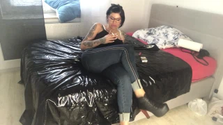 Ts-amal Jerk off instructions in jeans and smoking